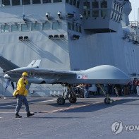 지난 12일 포항 해상에 위치한 해군 독도함에서 실시된 '대형플랫폼 함정 무인기 운용 전투 실험'에서 미국 제너럴 아토믹스(General Atomics)에서 개발 중인 고정익 무인기 모하비(Mojave)가 이륙을 준비하고 있다.