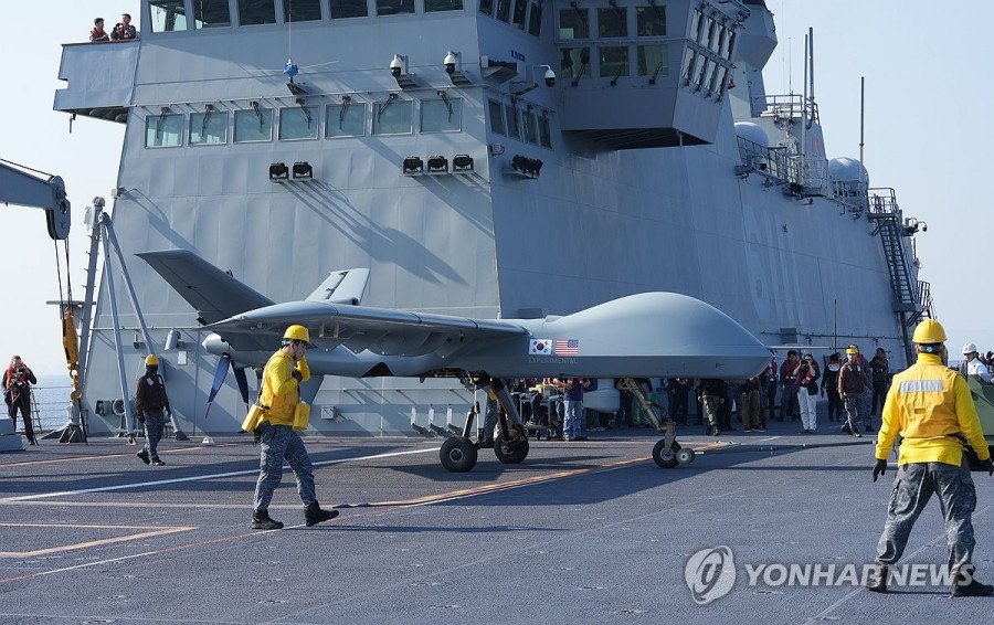 지난 12일 포항 해상에 위치한 해군 독도함에서 실시된 &#039;대형플랫폼 함정 무인기 운용 전투 실험&#039;에서 미국 제너럴 아토믹스(General Atomics)에서 개발 중인 고정익 무인기 모하비(Mojave)가 이륙을 준비하고 있다.