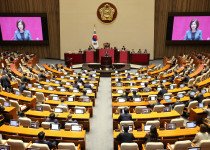 국회의사당에서 국회의원들이 회의를 하고 있다.