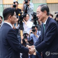 회동 마치고 인사하는 김문수-한덕수