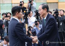 회동 마치고 인사하는 김문수-한덕수